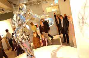 Menschlicher Roboter in einer Sonderausstellung des Heinz Nixdorf Museums